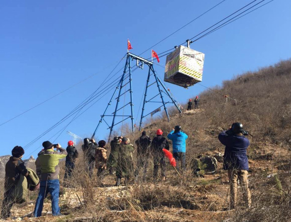 國(guó)家電網(wǎng)交流部對(duì)我公司研發(fā)架設(shè)8噸集中承載超重型貨運(yùn)索道的試運(yùn)行進(jìn)行檢驗(yàn)和認(rèn)證